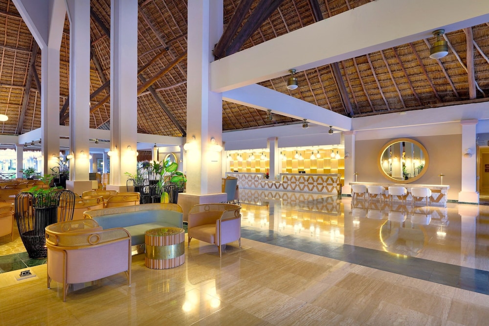 Grand Palladium White Sand Resort & Spa All Inclusive — Hotel building in Xetna, Quintana Roo