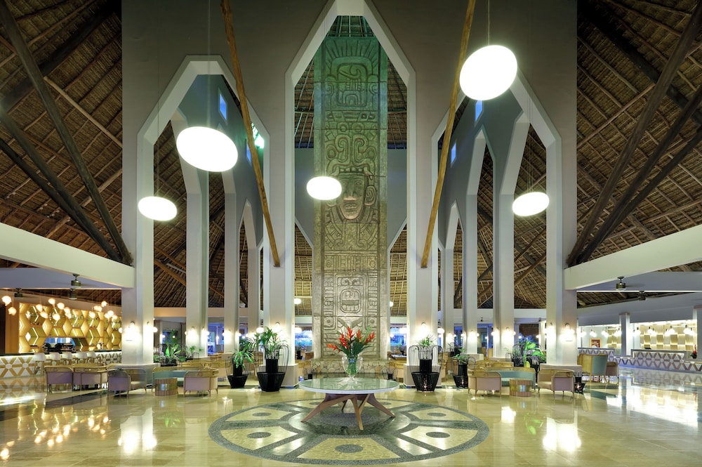 Grand Palladium White Sand Resort & Spa All Inclusive — Hotel building in Xetna, Quintana Roo