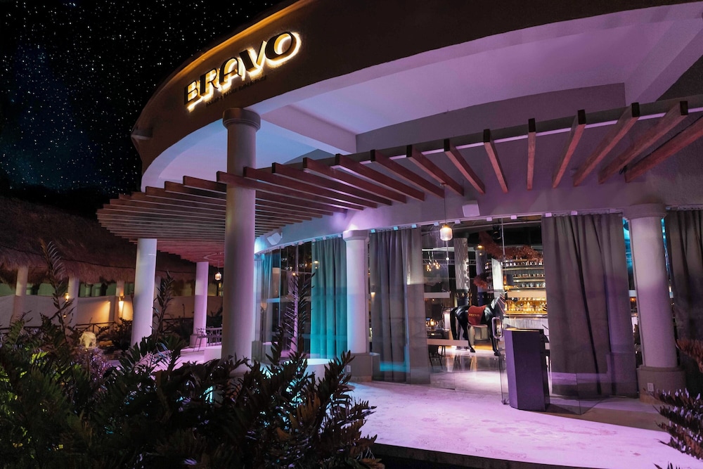 Grand Palladium White Sand Resort & Spa All Inclusive — Restaurant & bars in Xetna, Quintana Roo