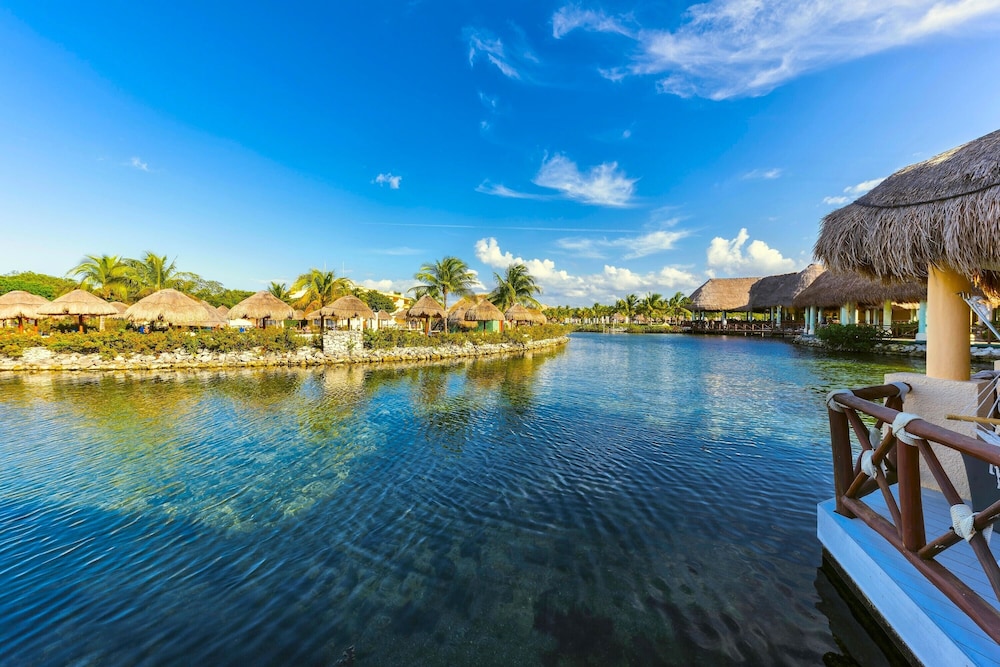 Grand Palladium White Sand Resort & Spa All Inclusive — Restaurant & bars in Xetna, Quintana Roo