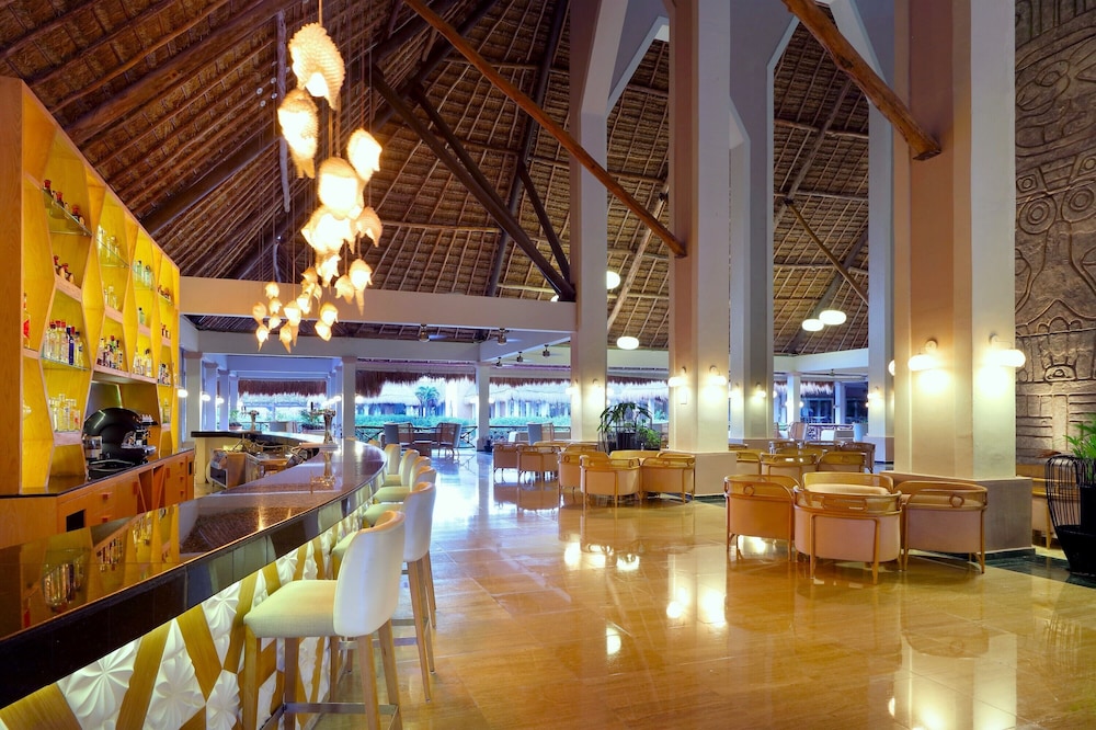 Grand Palladium White Sand Resort & Spa All Inclusive — Restaurant & bars in Xetna, Quintana Roo