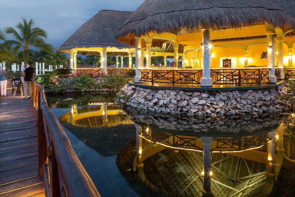 Grand Palladium White Sand Resort & Spa All Inclusive — Restaurant & bars in Xetna, Quintana Roo