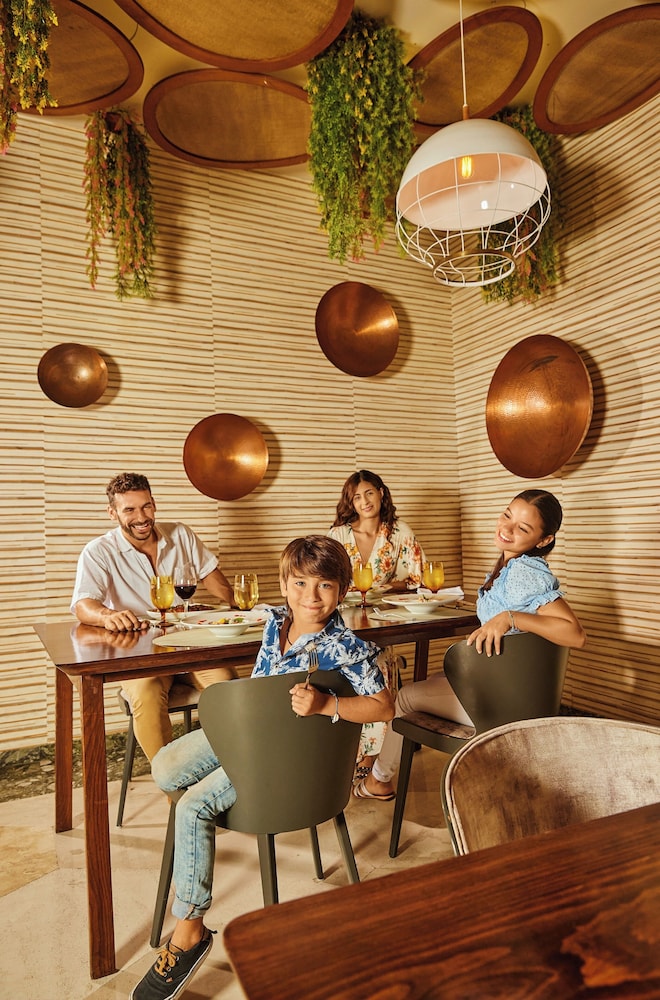 Grand Palladium White Sand Resort & Spa All Inclusive — Restaurant & bars in Xetna, Quintana Roo