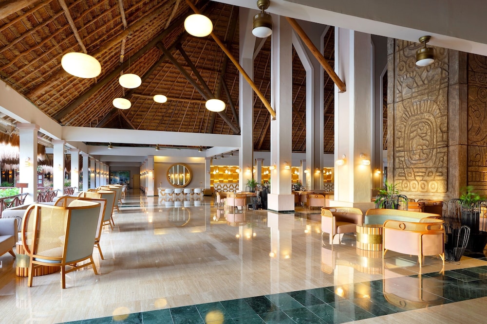 Grand Palladium White Sand Resort & Spa All Inclusive — Hotel building in Xetna, Quintana Roo