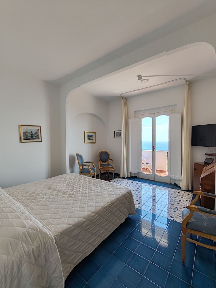 Grand Hotel Excelsior Amalfi — Hotel rooms in Amalfi, Campania
