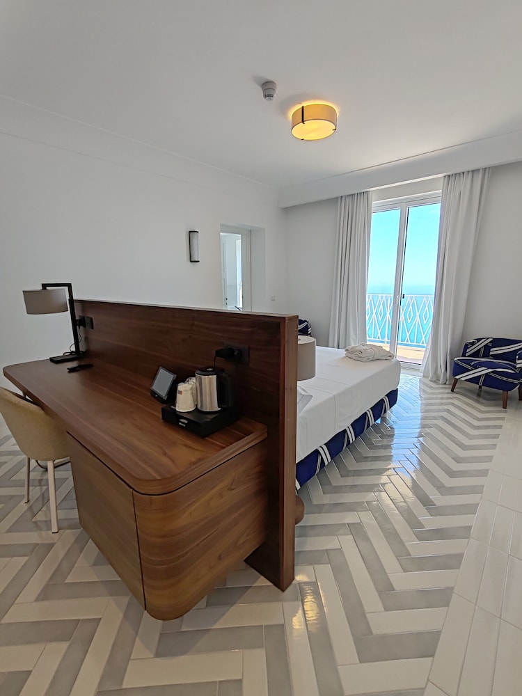 Grand Hotel Excelsior Amalfi — Hotel rooms in Amalfi, Campania