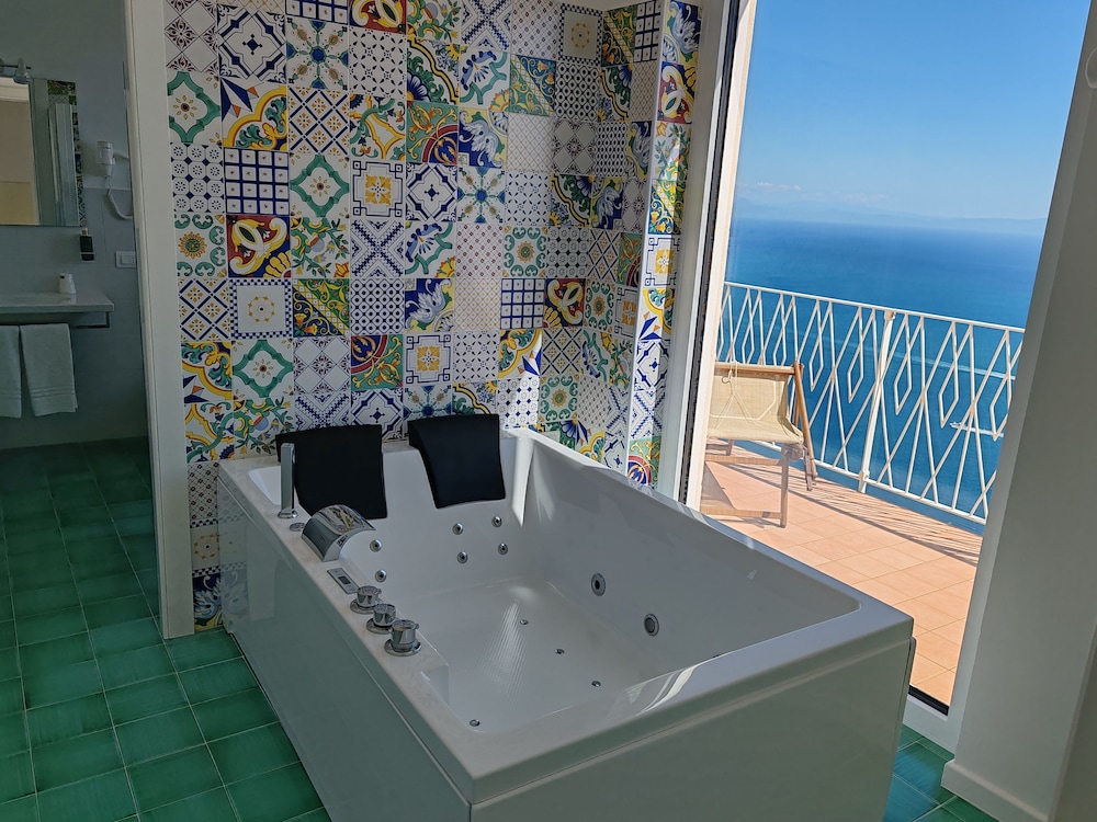 Grand Hotel Excelsior Amalfi — Hotel rooms in Amalfi, Campania