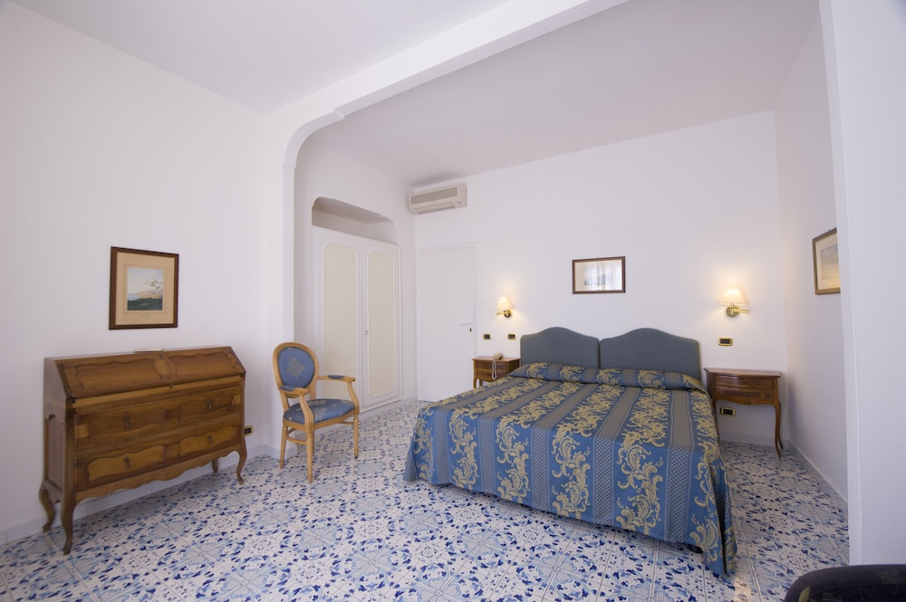 Grand Hotel Excelsior Amalfi — Hotel rooms in Amalfi, Campania