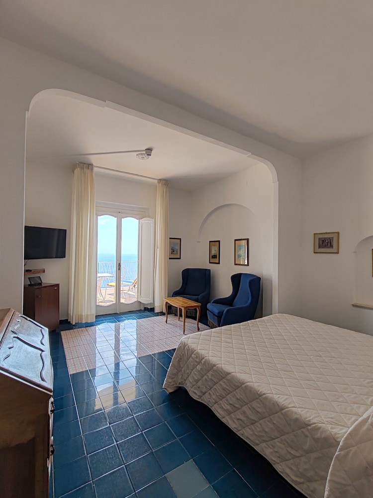 Grand Hotel Excelsior Amalfi — Hotel rooms in Amalfi, Campania