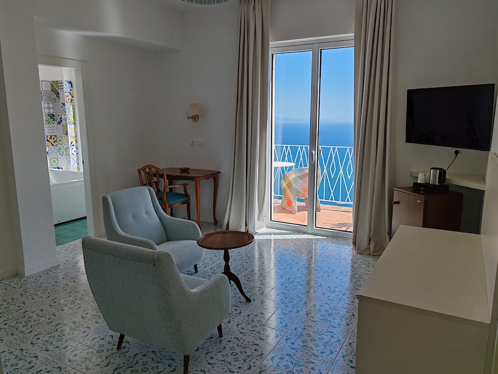 Grand Hotel Excelsior Amalfi — Hotel rooms in Amalfi, Campania