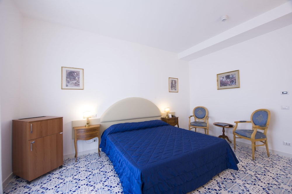Grand Hotel Excelsior Amalfi — Hotel rooms in Amalfi, Campania