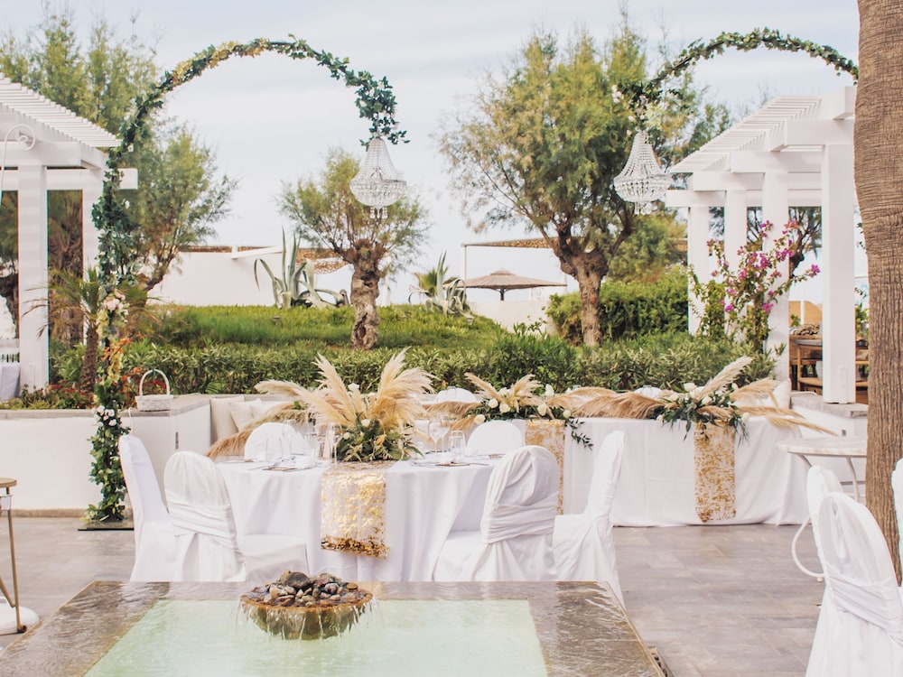 Creta Palace, A Resort to Live — Hotel building in Rethymnon