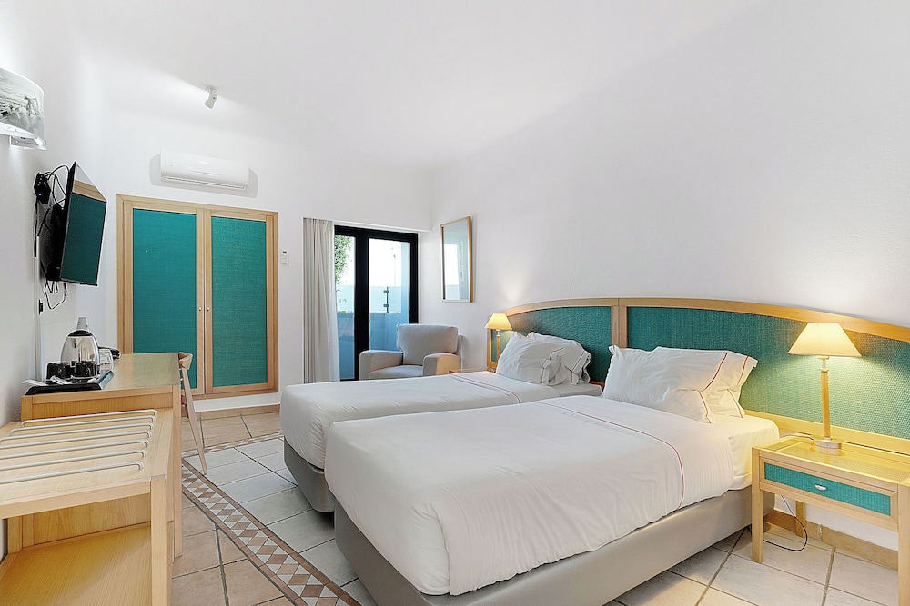 Hotel Carvoeiro Plaza — Hotel rooms in Carvoeiro, Faro