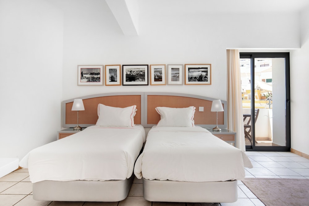 Hotel Carvoeiro Plaza — Hotel rooms in Carvoeiro, Faro