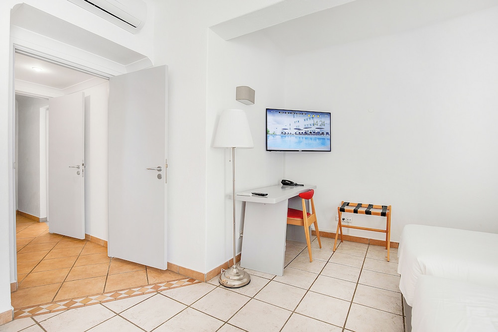 Hotel Carvoeiro Plaza — Hotel rooms in Carvoeiro, Faro
