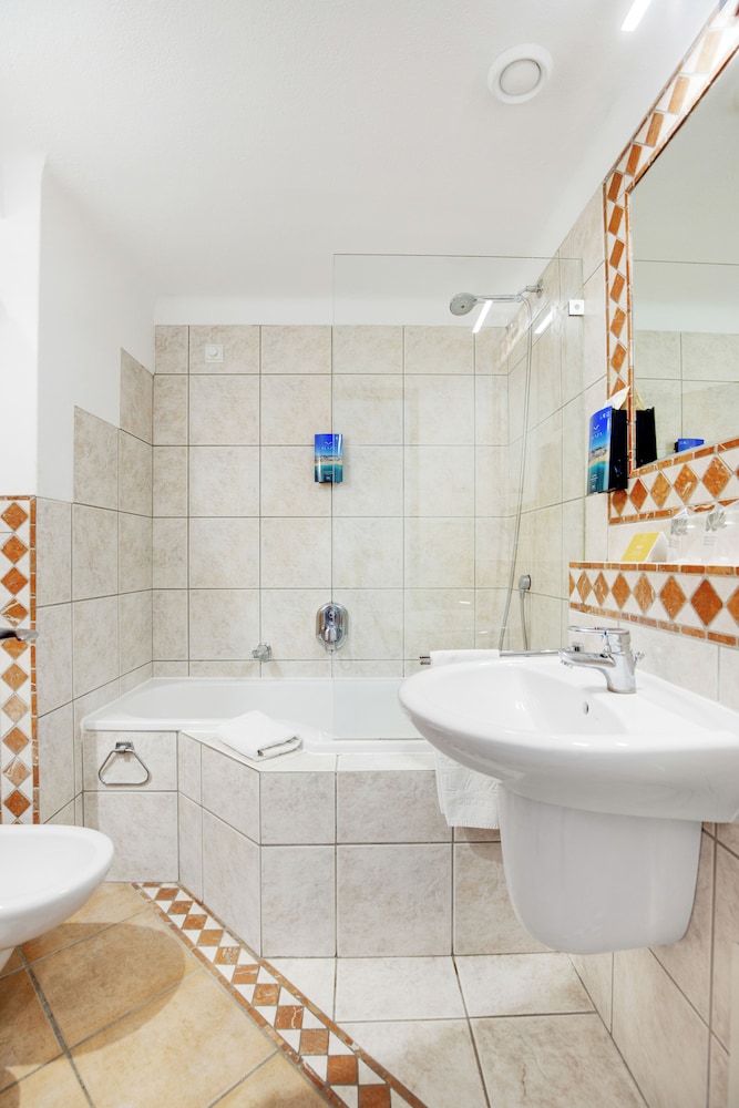 Hotel Carvoeiro Plaza — Hotel rooms in Carvoeiro, Faro