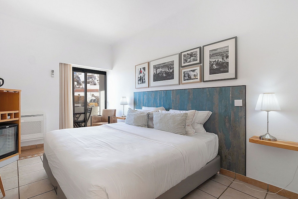 Hotel Carvoeiro Plaza — Hotel rooms in Carvoeiro, Faro