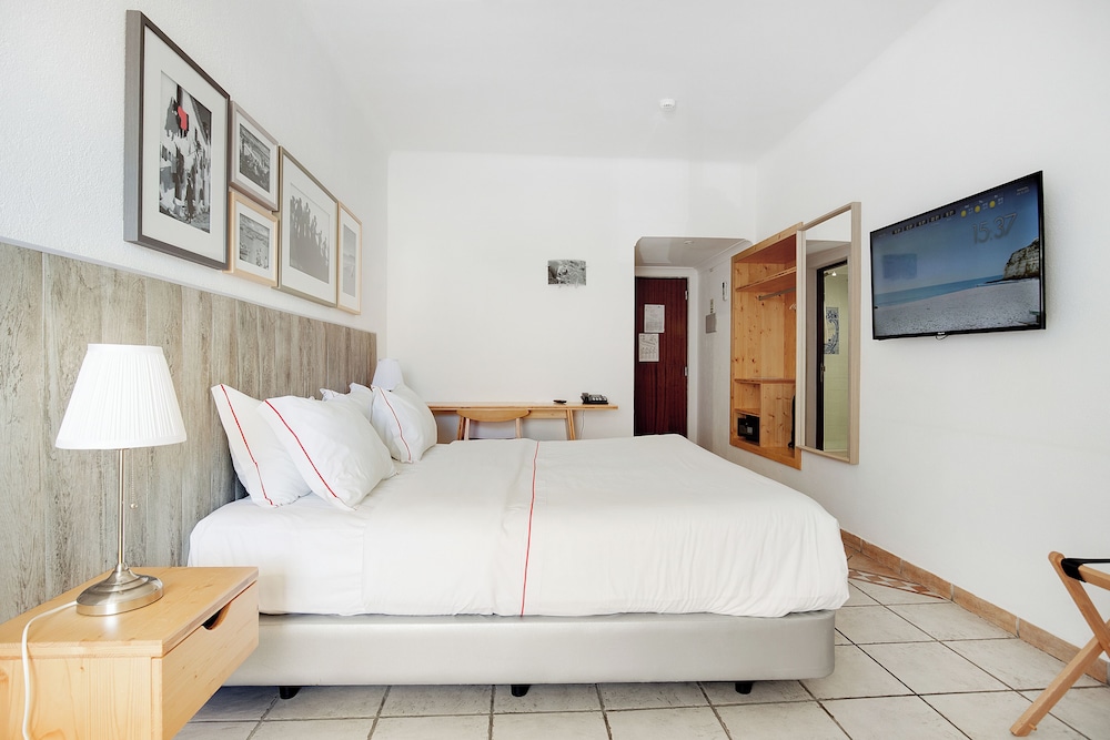 Hotel Carvoeiro Plaza — Hotel rooms in Carvoeiro, Faro