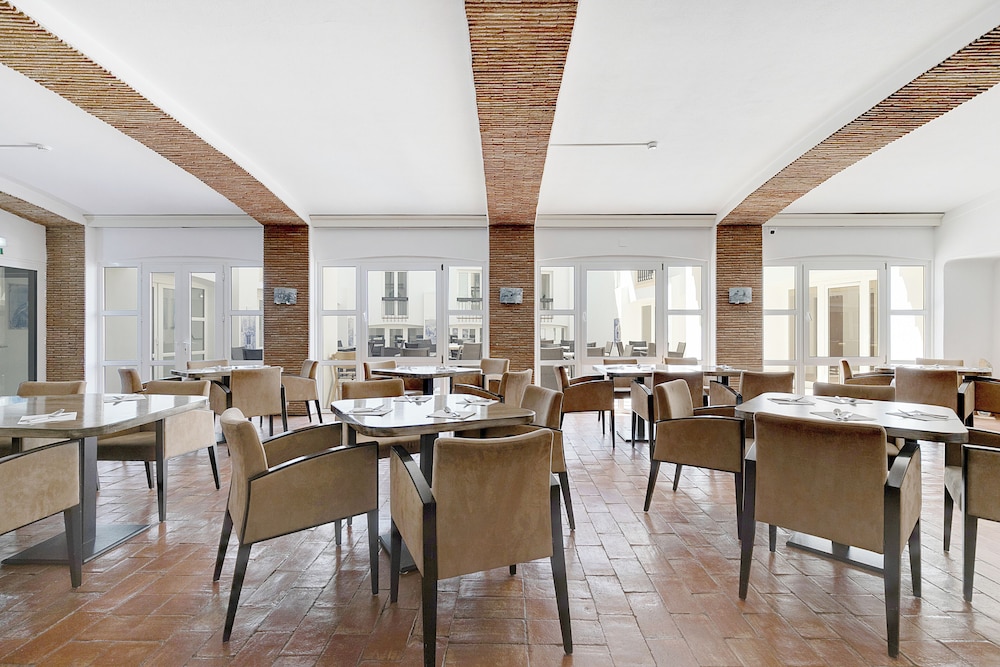 Hotel Carvoeiro Plaza — Restaurant & bars in Carvoeiro, Faro