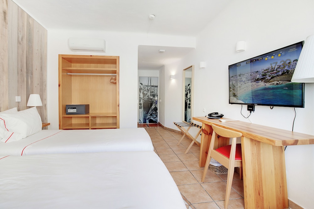 Hotel Carvoeiro Plaza — Hotel rooms in Carvoeiro, Faro