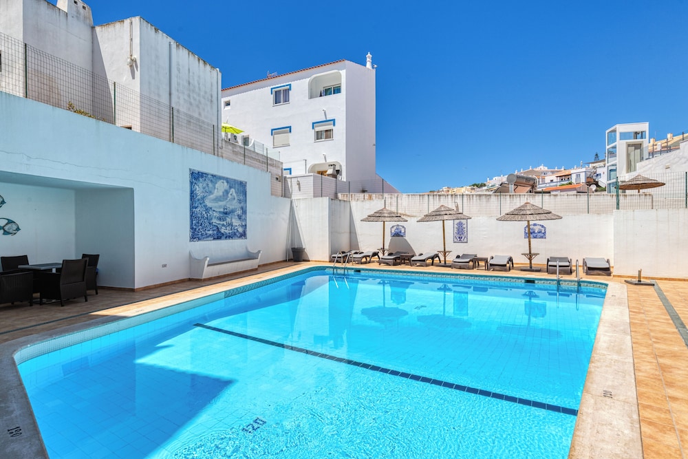 Hotel Carvoeiro Plaza — Swimming pool in Carvoeiro, Faro