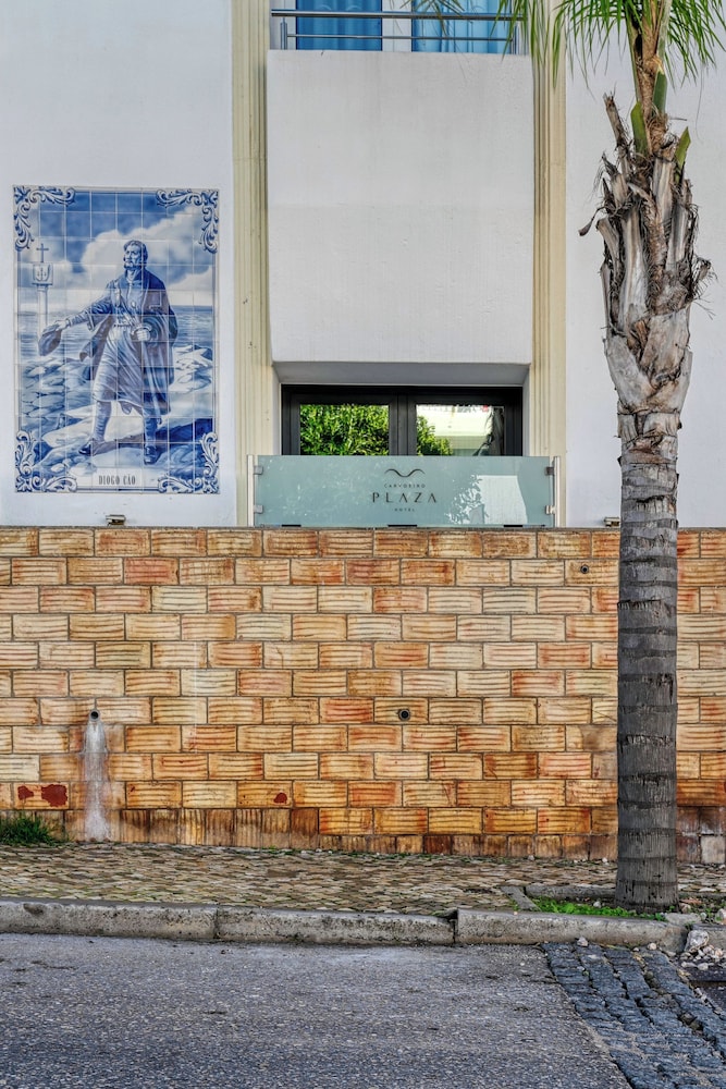 Hotel Carvoeiro Plaza — Hotel building in Carvoeiro, Faro
