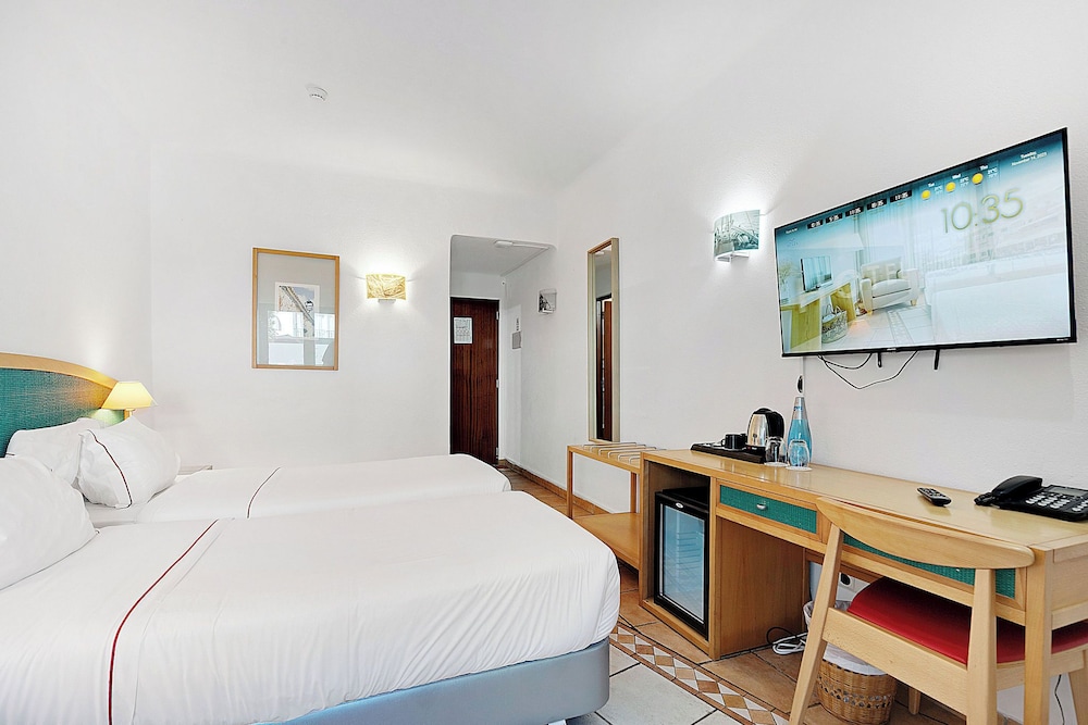Hotel Carvoeiro Plaza — Hotel rooms in Carvoeiro, Faro