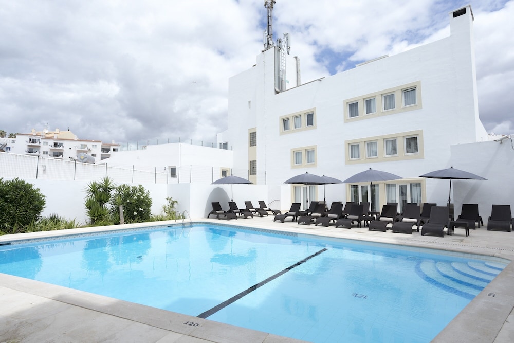 Hotel Carvoeiro Plaza — Swimming pool in Carvoeiro, Faro