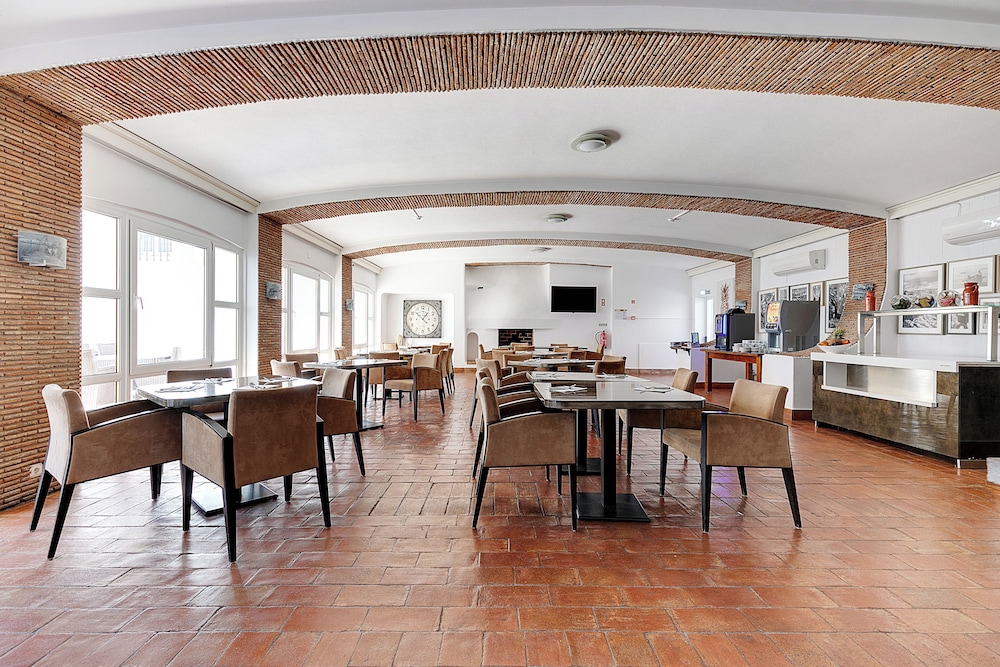 Hotel Carvoeiro Plaza — Restaurant & bars in Carvoeiro, Faro