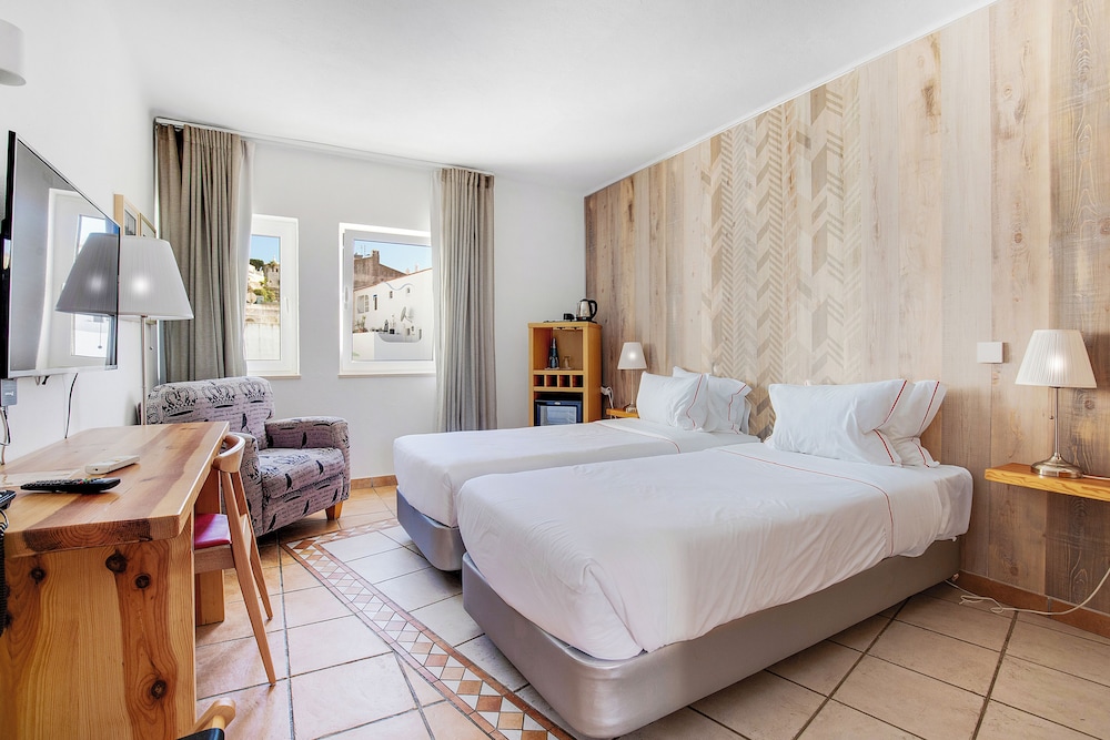 Hotel Carvoeiro Plaza — Hotel rooms in Carvoeiro, Faro