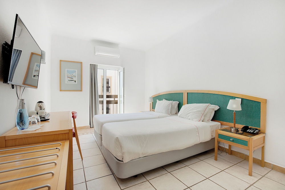 Hotel Carvoeiro Plaza — Hotel rooms in Carvoeiro, Faro