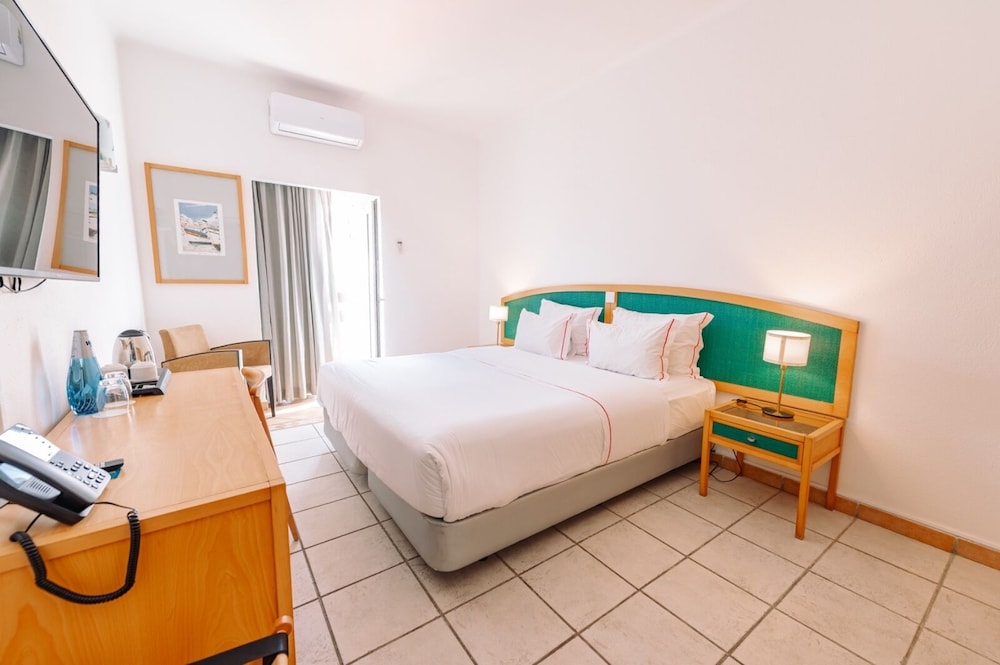 Hotel Carvoeiro Plaza — Hotel rooms in Carvoeiro, Faro