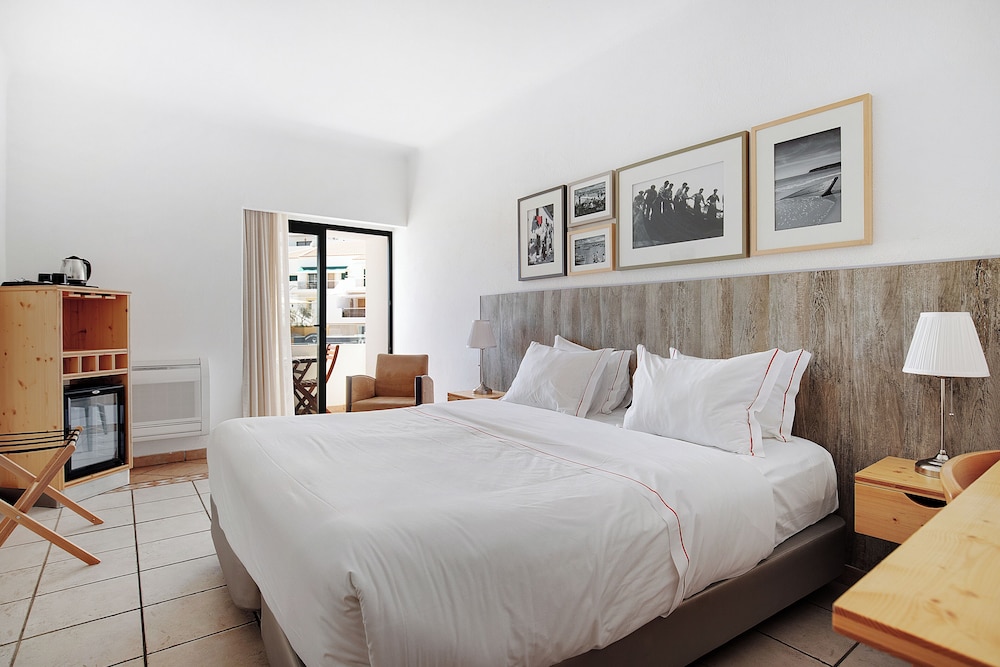 Hotel Carvoeiro Plaza — Hotel rooms in Carvoeiro, Faro