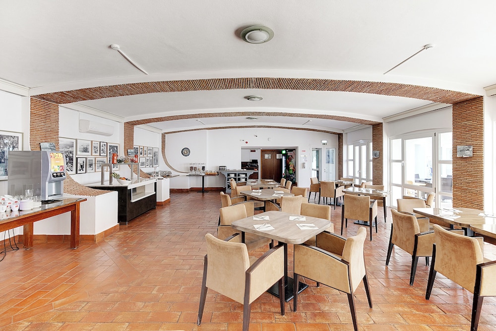 Hotel Carvoeiro Plaza — Restaurant & bars in Carvoeiro, Faro