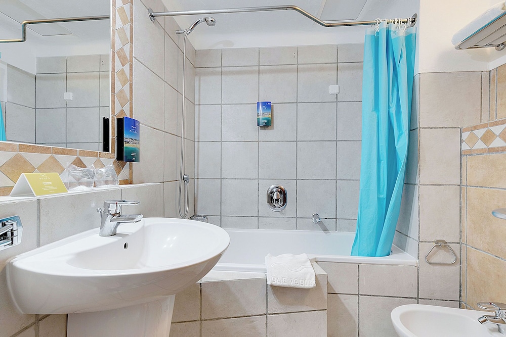 Hotel Carvoeiro Plaza — Hotel rooms in Carvoeiro, Faro