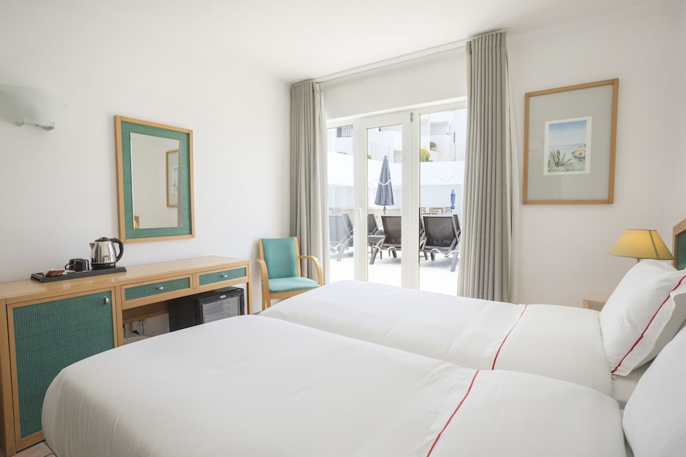Hotel Carvoeiro Plaza — Hotel rooms in Carvoeiro, Faro