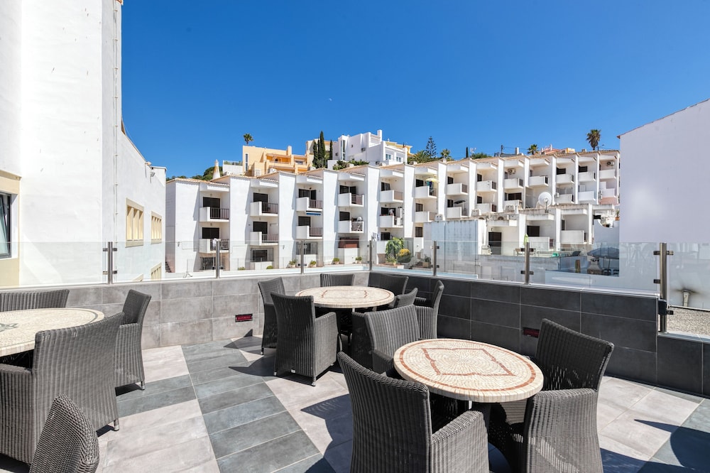 Hotel Carvoeiro Plaza — Hotel building in Carvoeiro, Faro