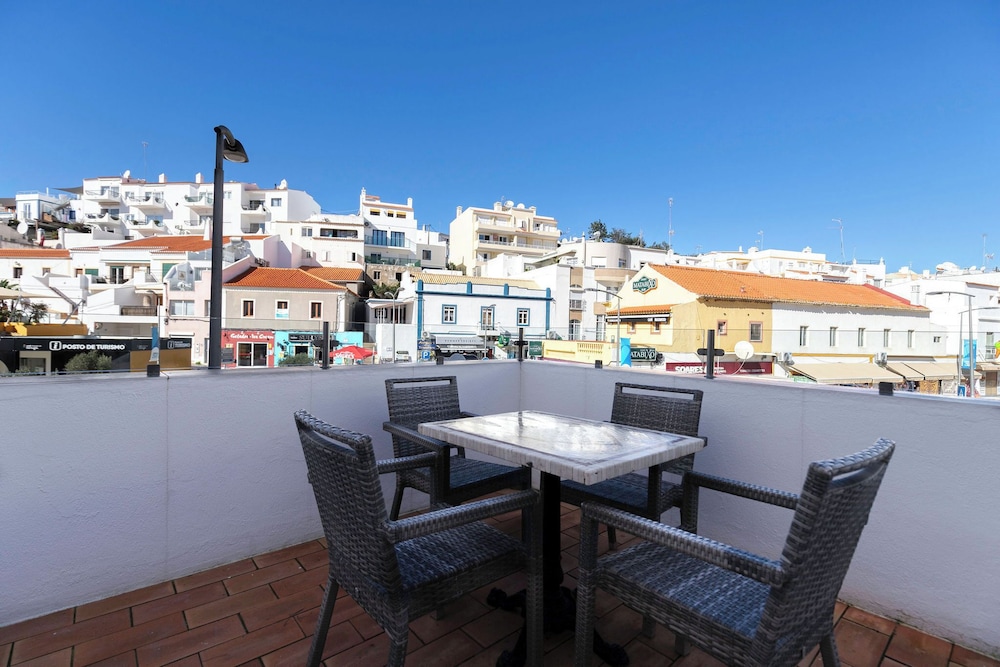 Hotel Carvoeiro Plaza — Restaurant & bars in Carvoeiro, Faro