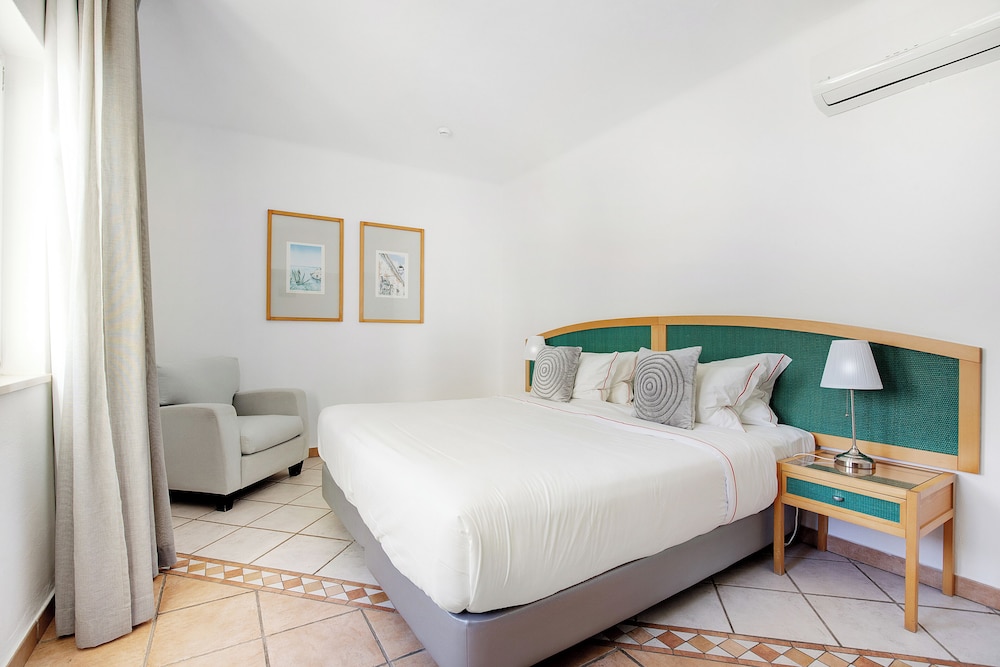 Hotel Carvoeiro Plaza — Hotel rooms in Carvoeiro, Faro