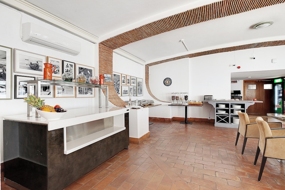 Hotel Carvoeiro Plaza — Restaurant & bars in Carvoeiro, Faro