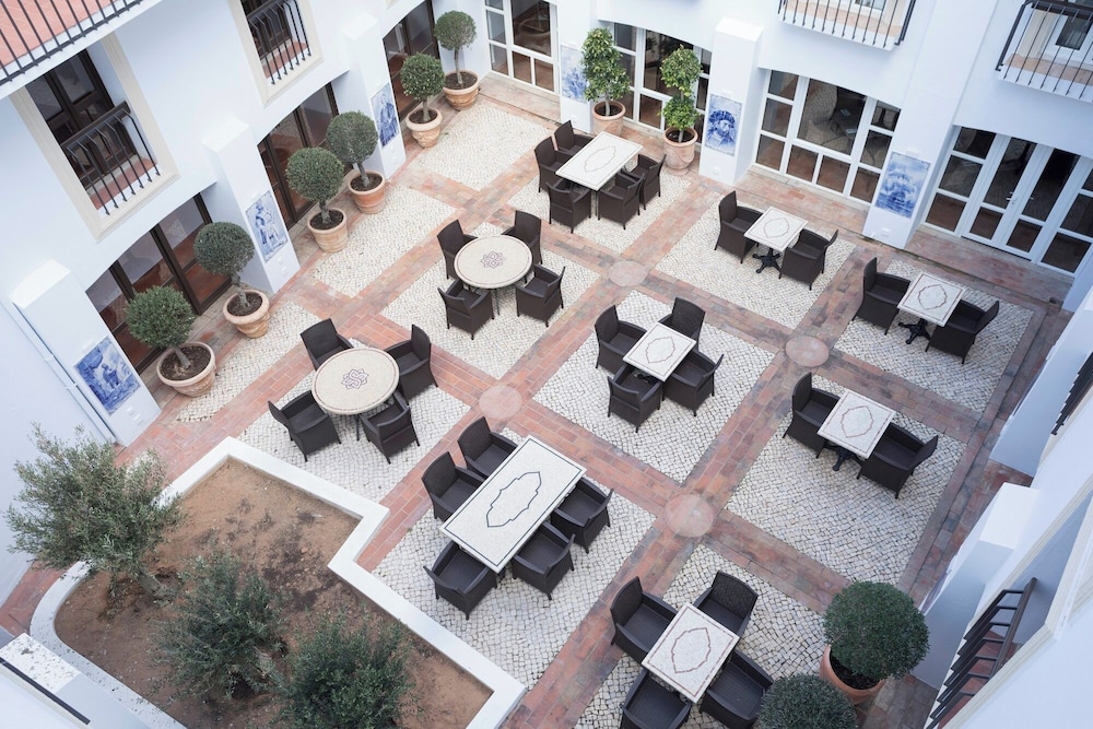 Hotel Carvoeiro Plaza — Restaurant & bars in Carvoeiro, Faro