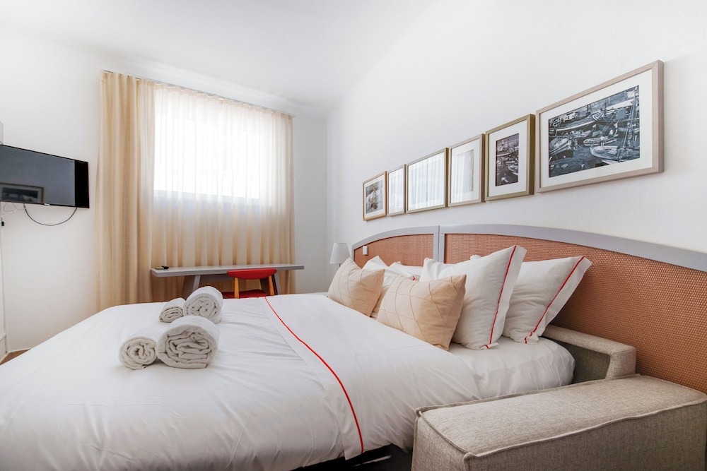 Hotel Carvoeiro Plaza — Hotel rooms in Carvoeiro, Faro