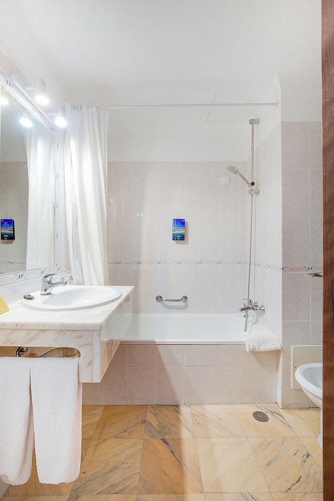 Hotel Carvoeiro Plaza — Hotel rooms in Carvoeiro, Faro