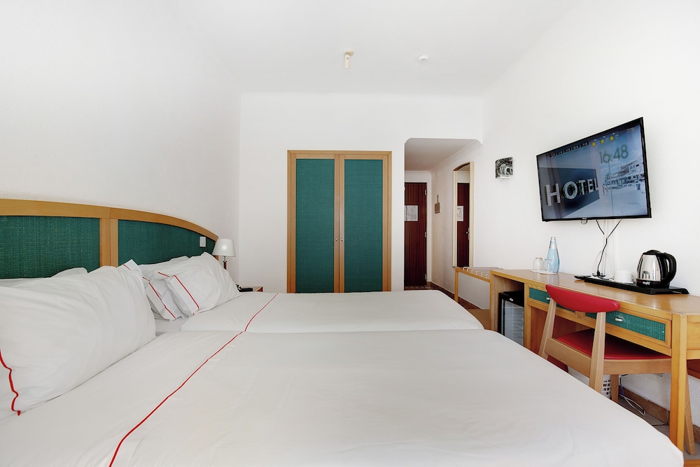 Hotel Carvoeiro Plaza — Hotel rooms in Carvoeiro, Faro