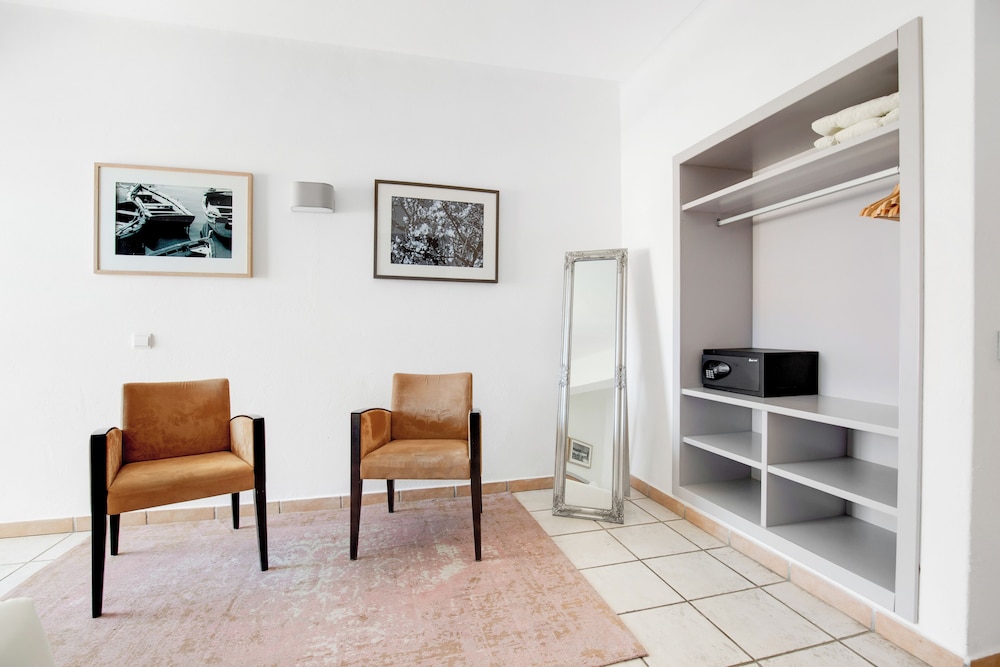 Hotel Carvoeiro Plaza — Hotel rooms in Carvoeiro, Faro
