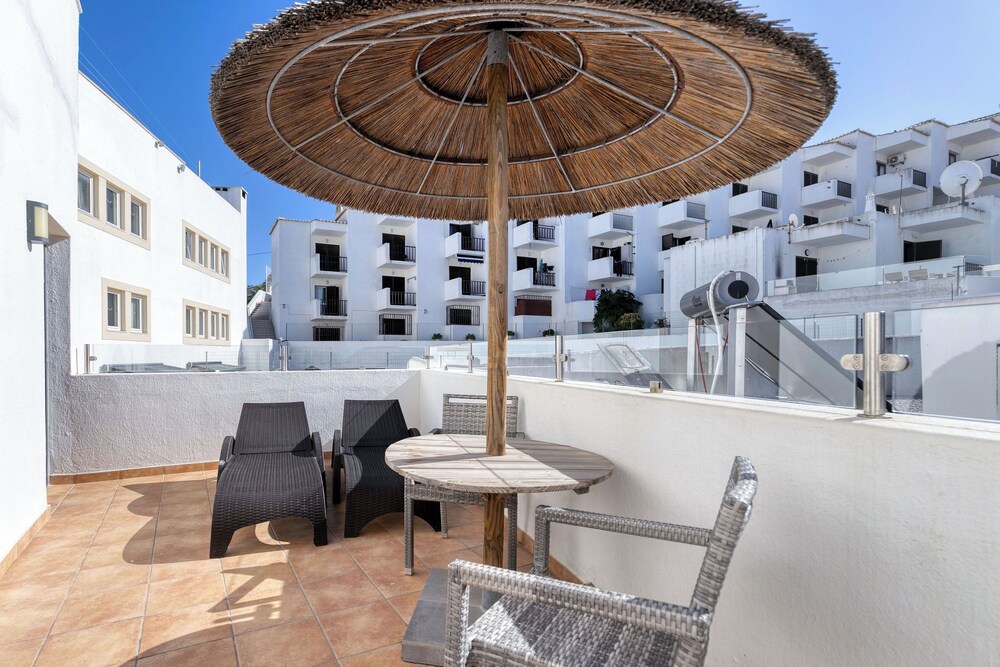 Hotel Carvoeiro Plaza — Hotel building in Carvoeiro, Faro