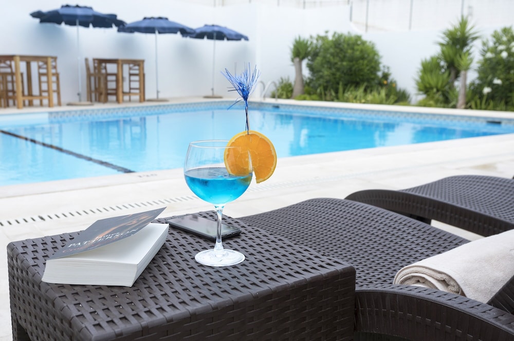 Hotel Carvoeiro Plaza — Swimming pool in Carvoeiro, Faro