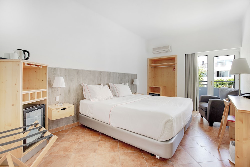 Hotel Carvoeiro Plaza — Hotel rooms in Carvoeiro, Faro