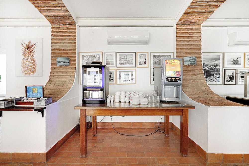 Hotel Carvoeiro Plaza — Restaurant & bars in Carvoeiro, Faro
