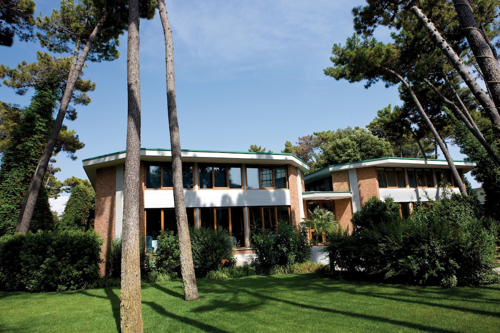 TH Tirrenia - Green Park Resort — Hotel building in Pisa, Tuscany
